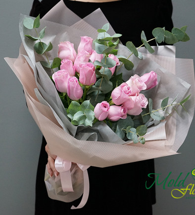 Букет из розовых роз с эвкалиптом Фото 394x433